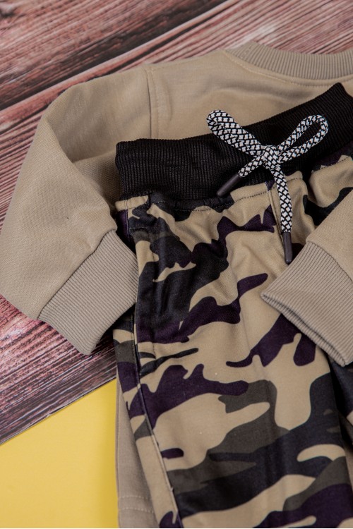 طقم قطعتين ولادي أطفال شتوي لون بيج وزيتي أكمام طويلة ومطاط بالأسفل مزينة بكتابات