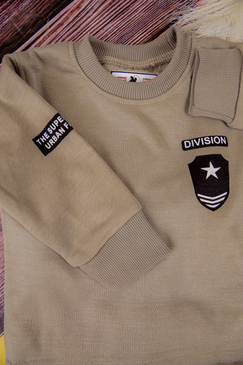 طقم قطعتين ولادي أطفال شتوي لون بيج وزيتي أكمام طويلة ومطاط بالأسفل مزينة بكتابات