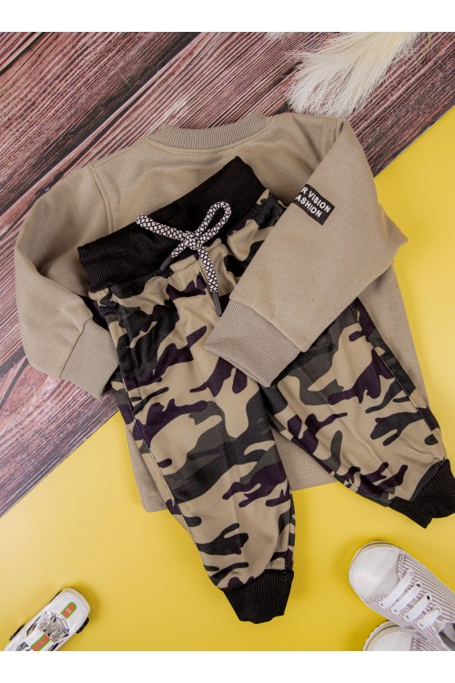 طقم قطعتين ولادي أطفال شتوي لون بيج وزيتي أكمام طويلة ومطاط بالأسفل مزينة بكتابات