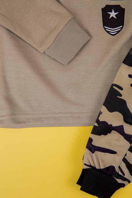 طقم قطعتين ولادي أطفال شتوي لون بيج وزيتي أكمام طويلة ومطاط بالأسفل مزينة بكتابات