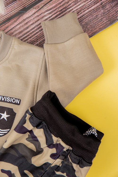 طقم قطعتين ولادي أطفال شتوي لون بيج وزيتي أكمام طويلة ومطاط بالأسفل مزينة بكتابات