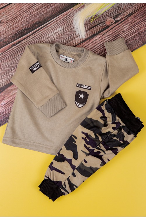 طقم قطعتين ولادي أطفال شتوي لون بيج وزيتي أكمام طويلة ومطاط بالأسفل مزينة بكتابات