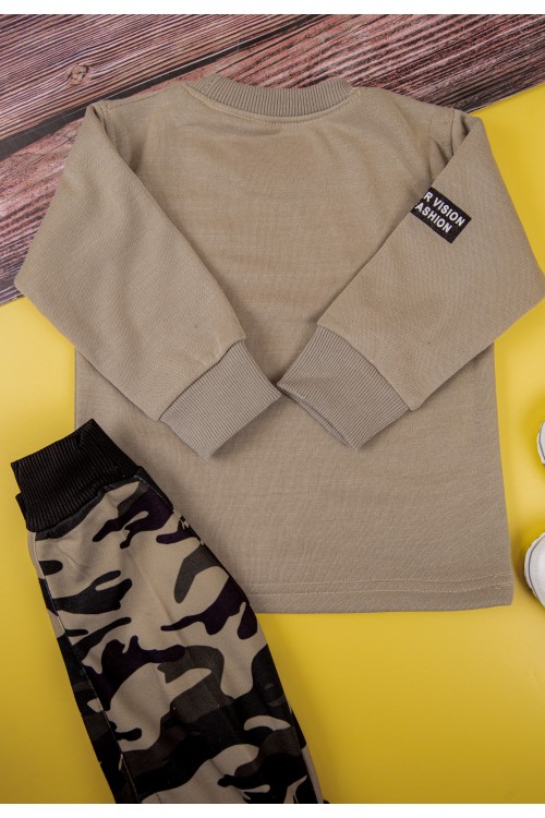 طقم قطعتين ولادي أطفال شتوي لون بيج وزيتي أكمام طويلة ومطاط بالأسفل مزينة بكتابات