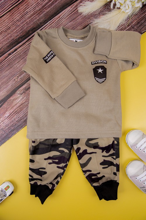 طقم قطعتين ولادي أطفال شتوي لون بيج وزيتي أكمام طويلة ومطاط بالأسفل مزينة بكتابات