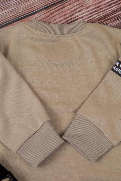 طقم قطعتين ولادي أطفال شتوي لون بيج وزيتي أكمام طويلة ومطاط بالأسفل مزينة بكتابات