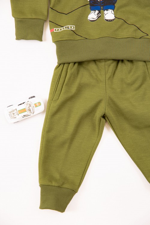 طقم قطعتين أطفال شتوي لون أخضر أكمام طويلة ومطاط بالأسفل مزينة برسومات كرتونية