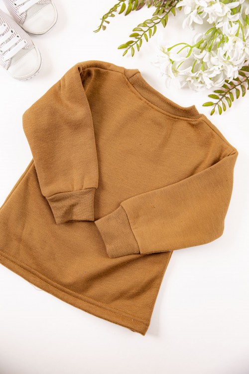 طقم قطعتين ولادي أطفال شتوي لون بني أكمام طويلة ومطاط بالأسفل مزينة بكتابات من الأمام