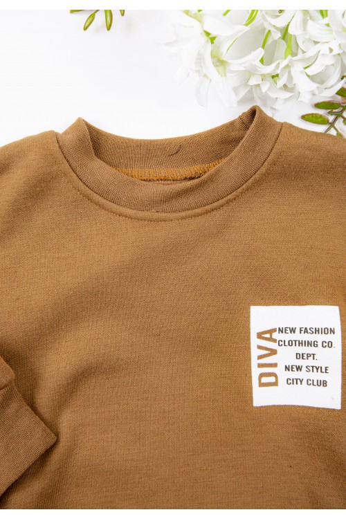 طقم قطعتين ولادي أطفال شتوي لون بني أكمام طويلة ومطاط بالأسفل مزينة بكتابات من الأمام