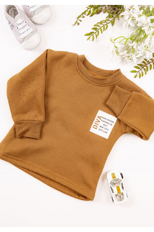 طقم قطعتين ولادي أطفال شتوي لون بني أكمام طويلة ومطاط بالأسفل مزينة بكتابات من الأمام