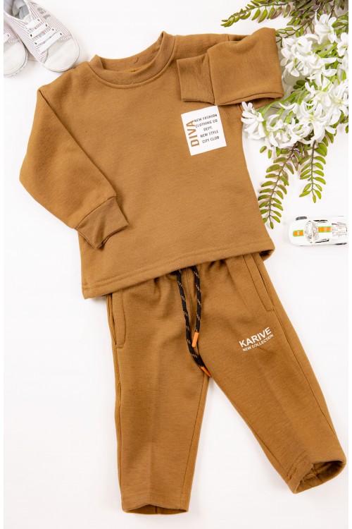 طقم قطعتين ولادي أطفال شتوي لون بني أكمام طويلة ومطاط بالأسفل مزينة بكتابات من الأمام