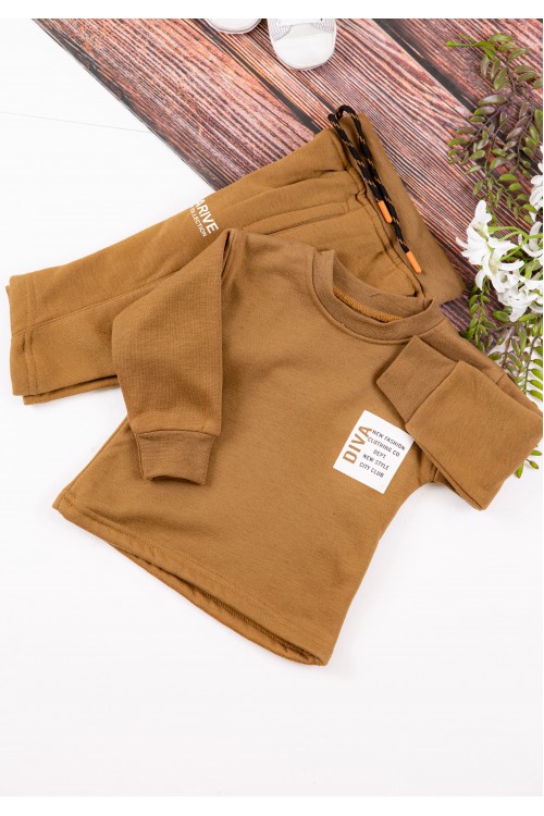 طقم قطعتين ولادي أطفال شتوي لون بني أكمام طويلة ومطاط بالأسفل مزينة بكتابات من الأمام