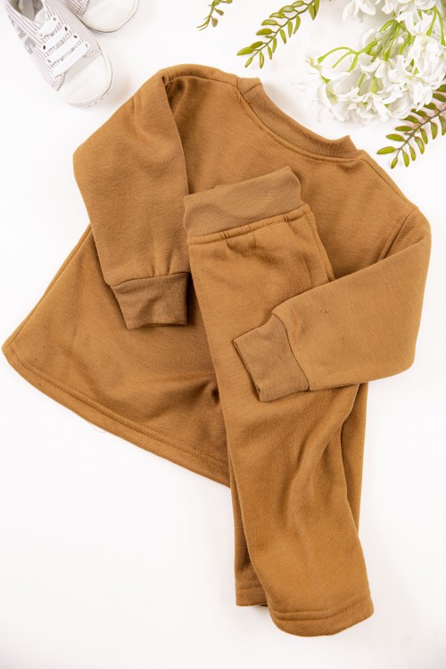 طقم قطعتين ولادي أطفال شتوي لون بني أكمام طويلة ومطاط بالأسفل مزينة بكتابات من الأمام