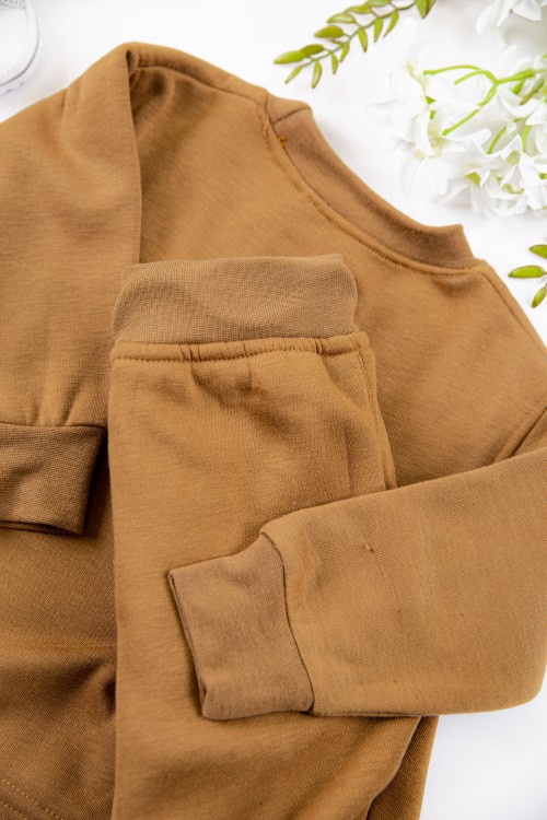 طقم قطعتين ولادي أطفال شتوي لون بني أكمام طويلة ومطاط بالأسفل مزينة بكتابات من الأمام