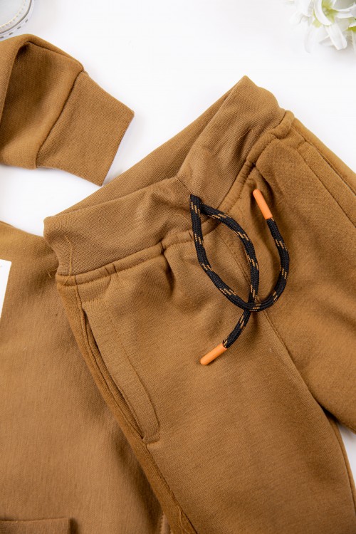 طقم قطعتين ولادي أطفال شتوي لون بني أكمام طويلة ومطاط بالأسفل مزينة بكتابات من الأمام