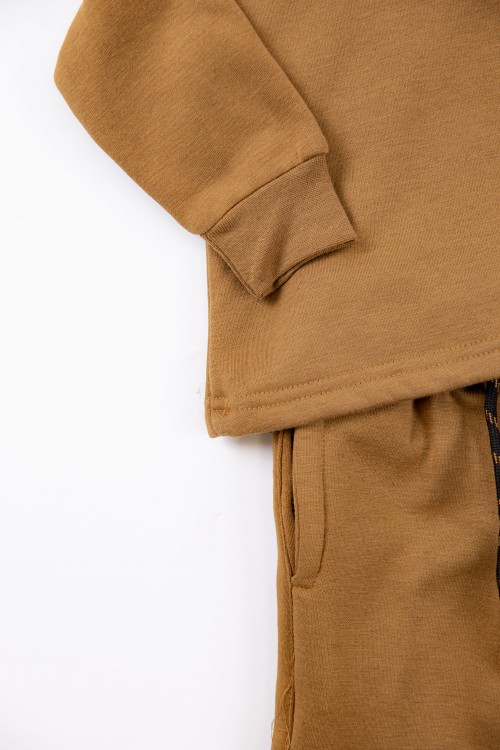 طقم قطعتين ولادي أطفال شتوي لون بني أكمام طويلة ومطاط بالأسفل مزينة بكتابات من الأمام