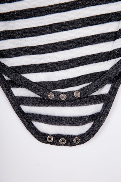 بربتوز أطفال مخطط لون أبيض وأسود  كم طويل بمطاط وأزرار من الأسفل