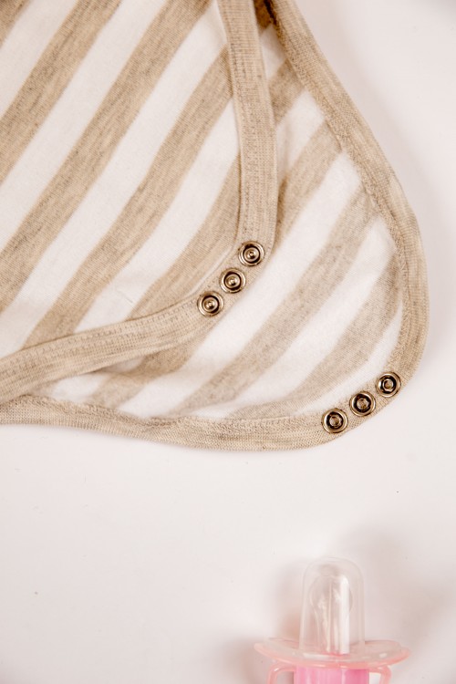 بربتوز أطفال مخطط لون أبيض وأسود  كم طويل بمطاط وأزرار من الأسفل