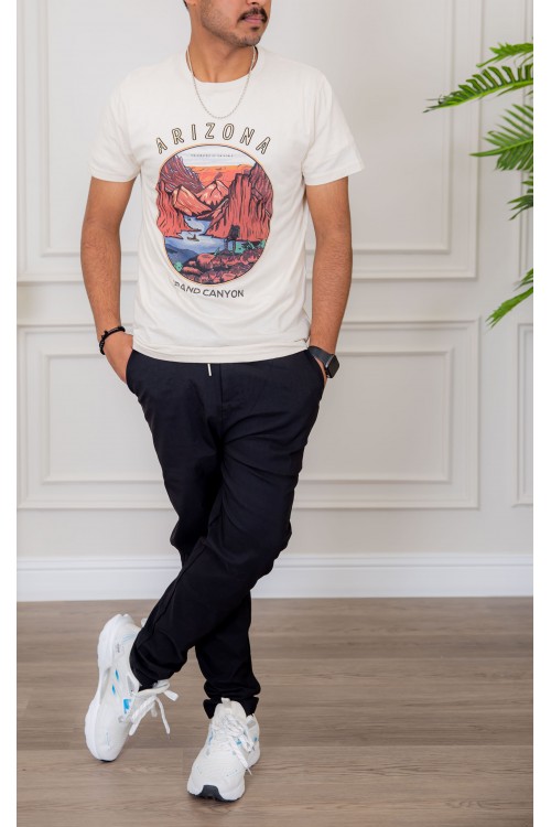 تيشيرت رجالي لون أبيض أكمام قصيرة و مزين برسومات وكتابات من الأمام