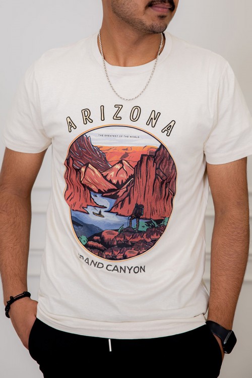 تيشيرت رجالي لون أبيض أكمام قصيرة و مزين برسومات وكتابات من الأمام