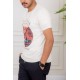 تيشيرت رجالي لون أبيض أكمام قصيرة و مزين برسومات وكتابات من الأمام