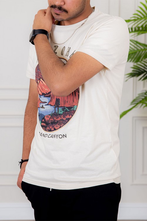 تيشيرت رجالي لون أبيض أكمام قصيرة و مزين برسومات وكتابات من الأمام