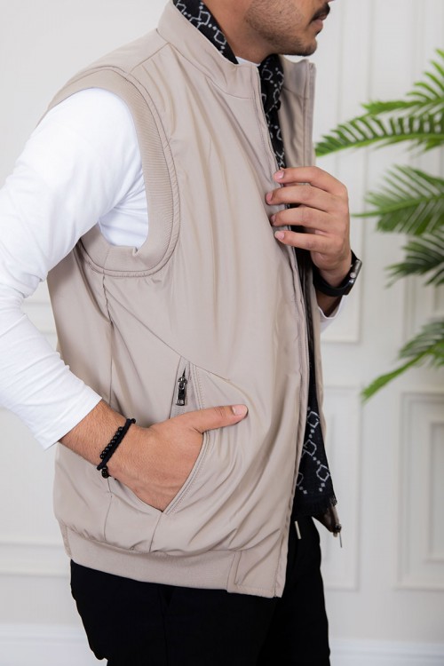 سديري رجالي لون بيج مبطن بجيوب جانبية وداخلية وسحاب من الأمام