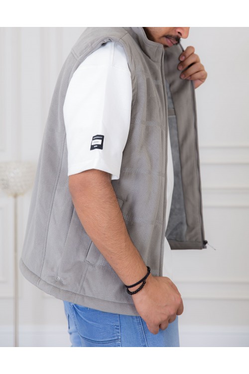 سديري رجالي لون رمادي مبطن بفرو بجيوب جانبية و داخلية وسحاب من الأمام