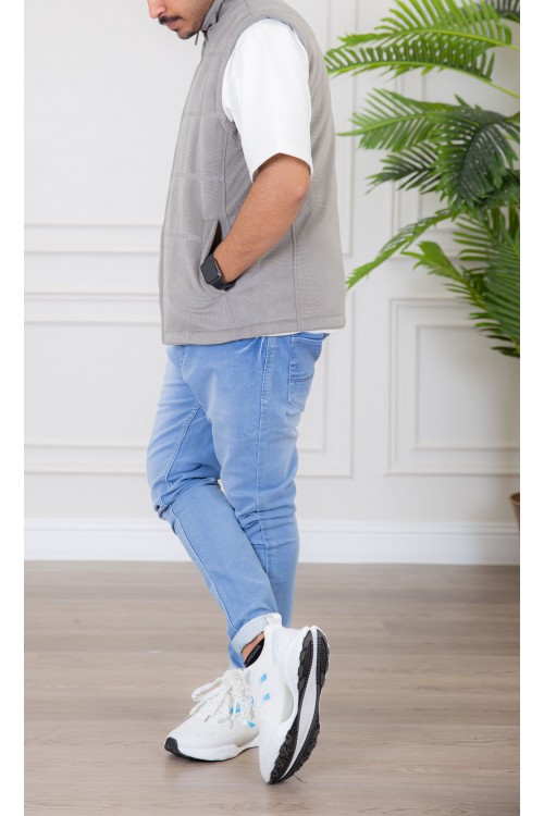 سديري رجالي لون رمادي مبطن بفرو بجيوب جانبية و داخلية وسحاب من الأمام