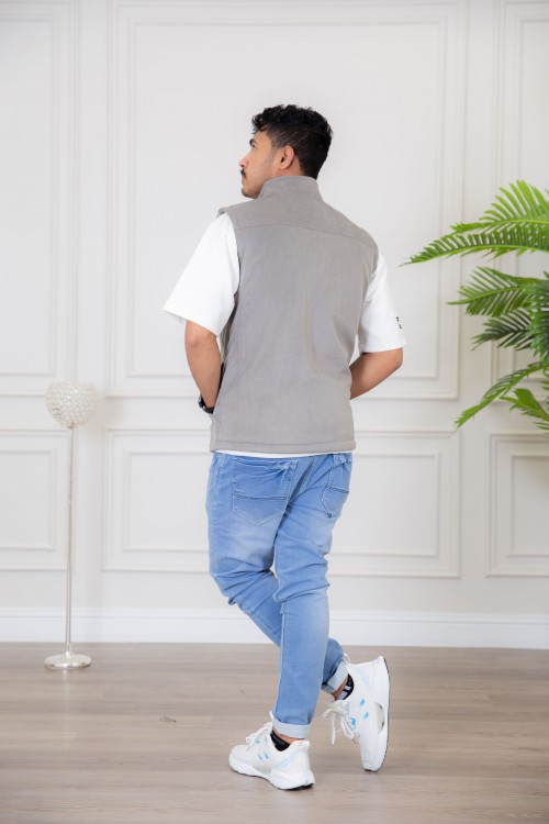 سديري رجالي لون رمادي مبطن بفرو بجيوب جانبية و داخلية وسحاب من الأمام