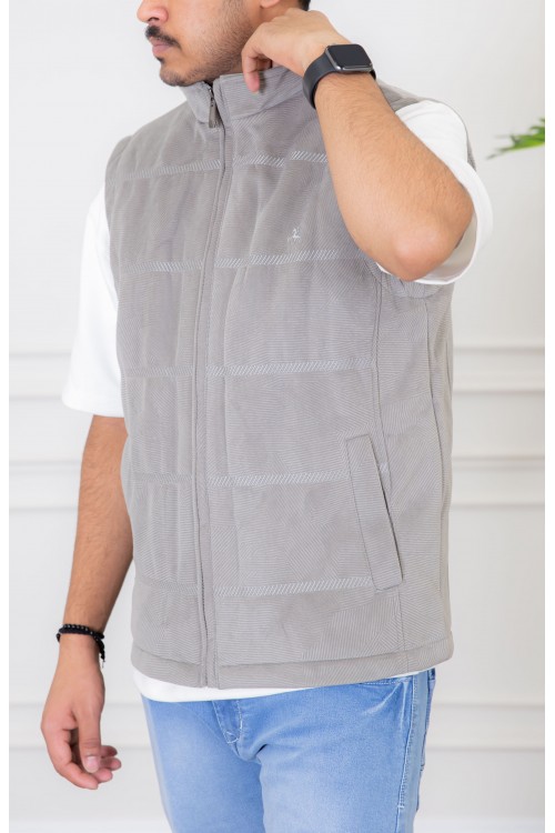 سديري رجالي لون رمادي مبطن بفرو بجيوب جانبية و داخلية وسحاب من الأمام