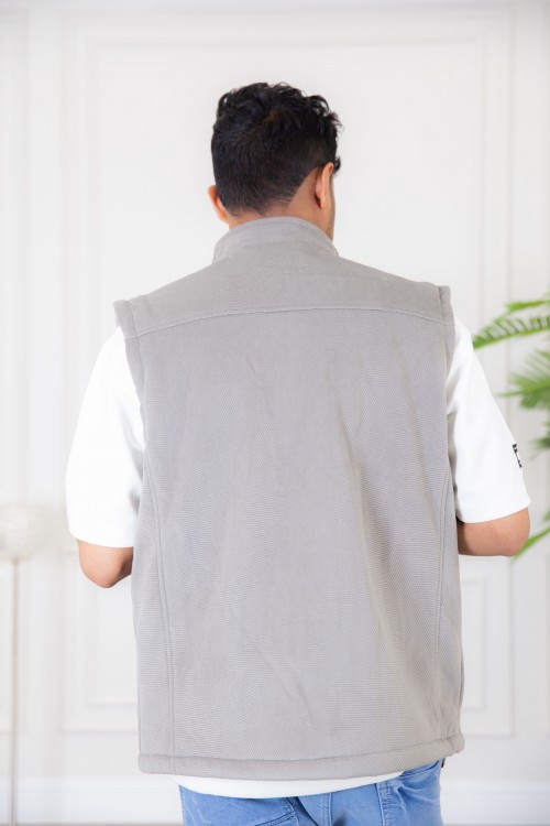 سديري رجالي لون رمادي مبطن بفرو بجيوب جانبية و داخلية وسحاب من الأمام