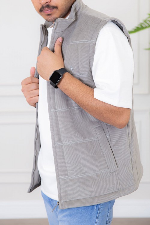 سديري رجالي لون رمادي مبطن بفرو بجيوب جانبية و داخلية وسحاب من الأمام