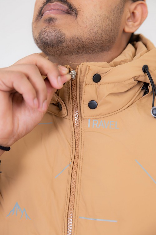 جاكيت رجالي لون بني بجيوب جانبية و سحاب من الأمام مع قبعة رأس بخيوط شد