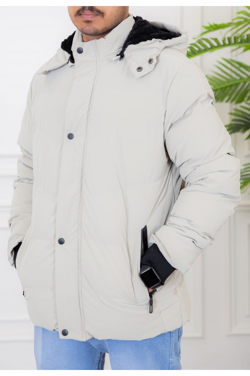 جاكيت رجالي لون رمادي مبطن بفرو بجيوب جانبية و سحاب و أزرار من الأمام مع قبعة رأس