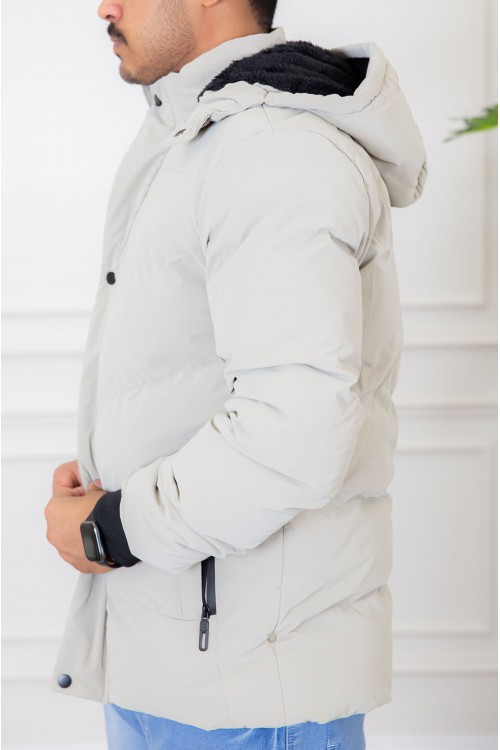 جاكيت رجالي لون رمادي مبطن بفرو بجيوب جانبية و سحاب و أزرار من الأمام مع قبعة رأس