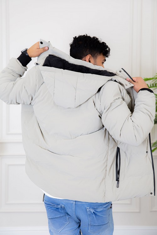 جاكيت رجالي لون رمادي مبطن بفرو بجيوب جانبية و سحاب و أزرار من الأمام مع قبعة رأس