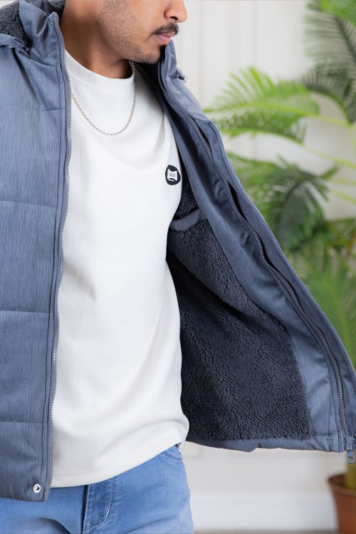 جاكيت رجالي لون أزرق مبطن بفرو بجيوب جانبية وسحاب و أزرار من الأمام مع قبعة رأس