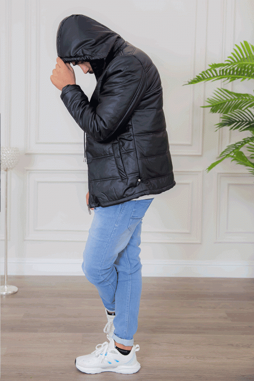 جاكيت رجالي جلد لون أسود مبطن بفرو بجيوب جانبية وسحاب و أزرار من الأمام مع قبعة رأس