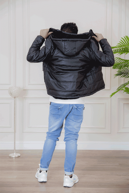 جاكيت رجالي جلد لون أسود مبطن بفرو بجيوب جانبية وسحاب و أزرار من الأمام مع قبعة رأس