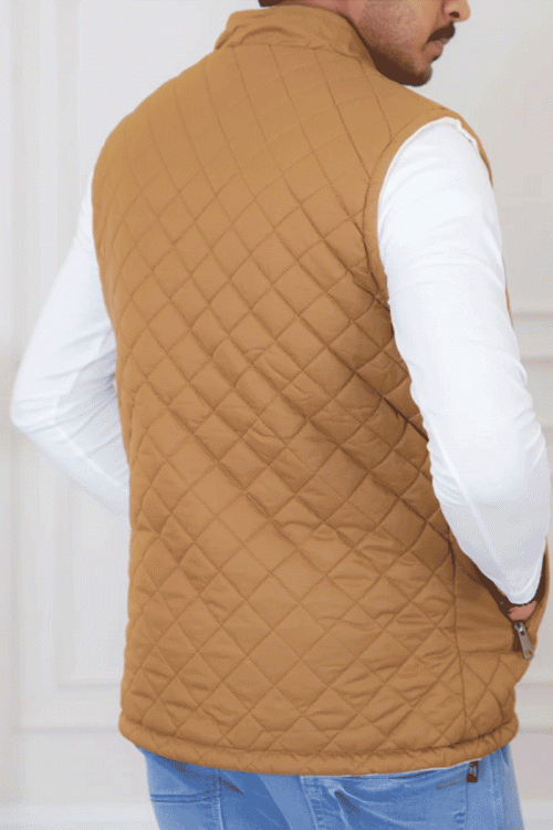 سديري رجالي لون بني مبطن بجيوب جانبية و داخلية و سحاب من الأمام