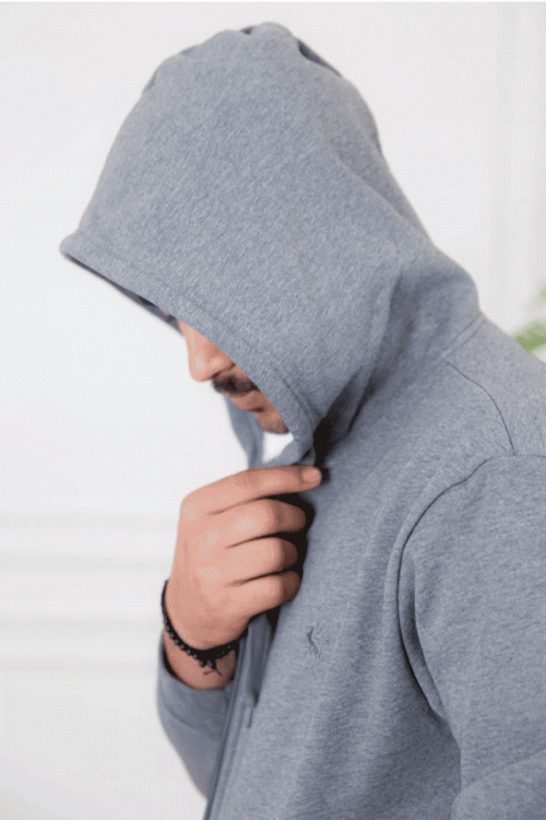 جاكيت رجالي لون رمادي مبطن بجيوب جانبية و سحاب من الأمام مع قبعة رأس