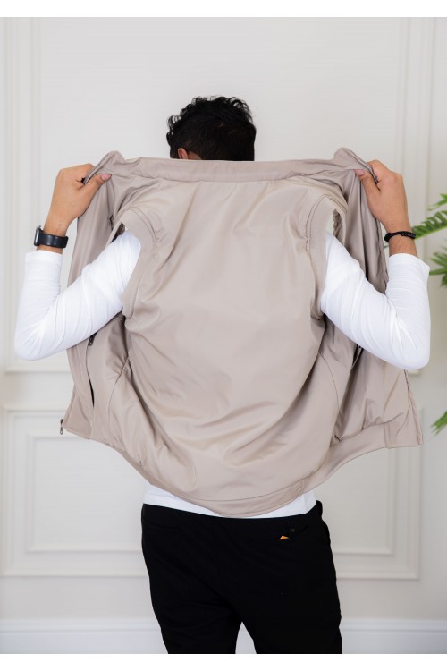 سديري رجالي لون بيج مبطن بجيوب جانبية وداخلية وسحاب من الأمام