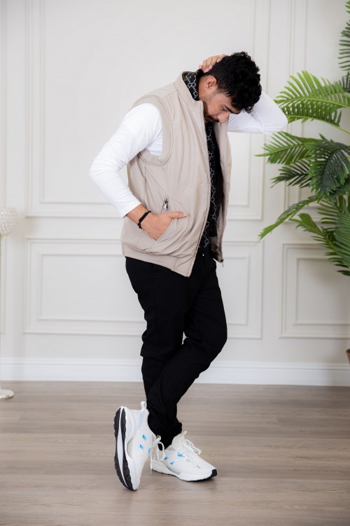 سديري رجالي لون بيج مبطن بجيوب جانبية وداخلية وسحاب من الأمام