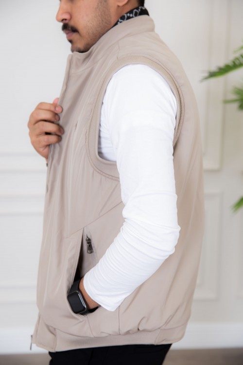 سديري رجالي لون بيج مبطن بجيوب جانبية وداخلية وسحاب من الأمام