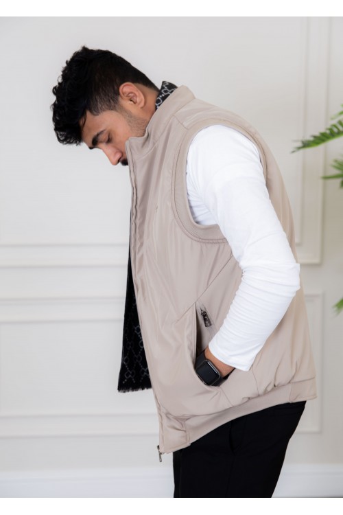 سديري رجالي لون بيج مبطن بجيوب جانبية وداخلية وسحاب من الأمام