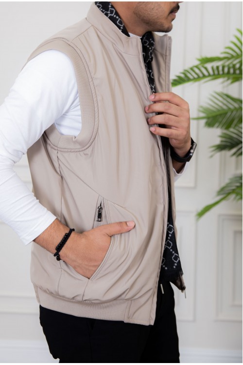 سديري رجالي لون بيج مبطن بجيوب جانبية وداخلية وسحاب من الأمام