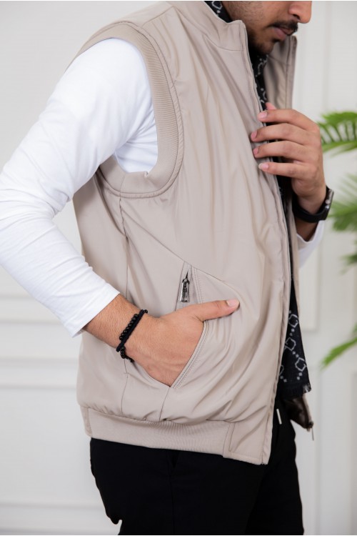 سديري رجالي لون بيج مبطن بجيوب جانبية وداخلية وسحاب من الأمام