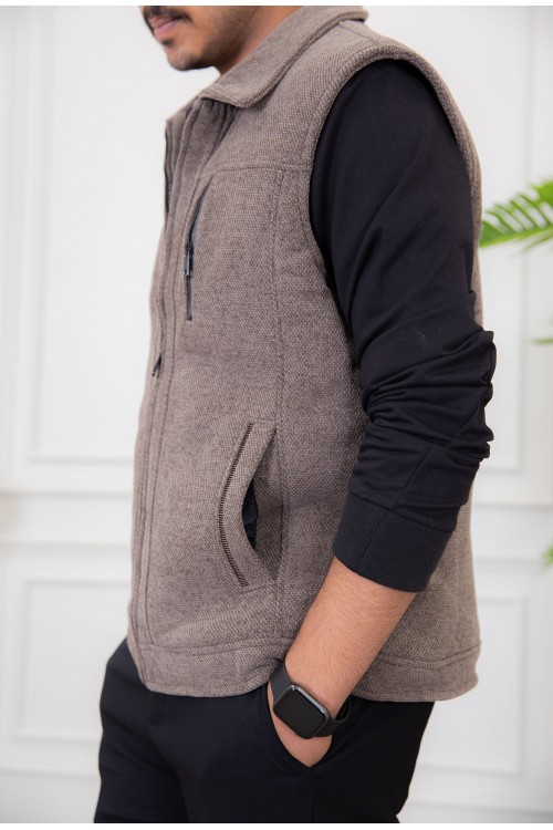 سديري رجالي لون بني مبطن بفرو بياقة كبيرة و جيوب جانبية و داخلية و سحاب من الأمام