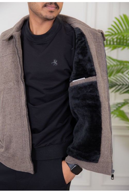 سديري رجالي لون بني مبطن بفرو بياقة كبيرة و جيوب جانبية و داخلية و سحاب من الأمام