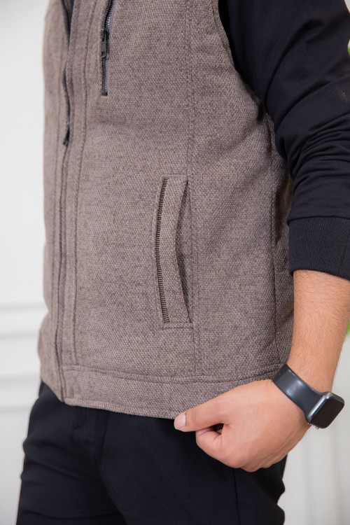 سديري رجالي لون بني مبطن بفرو بياقة كبيرة و جيوب جانبية و داخلية و سحاب من الأمام